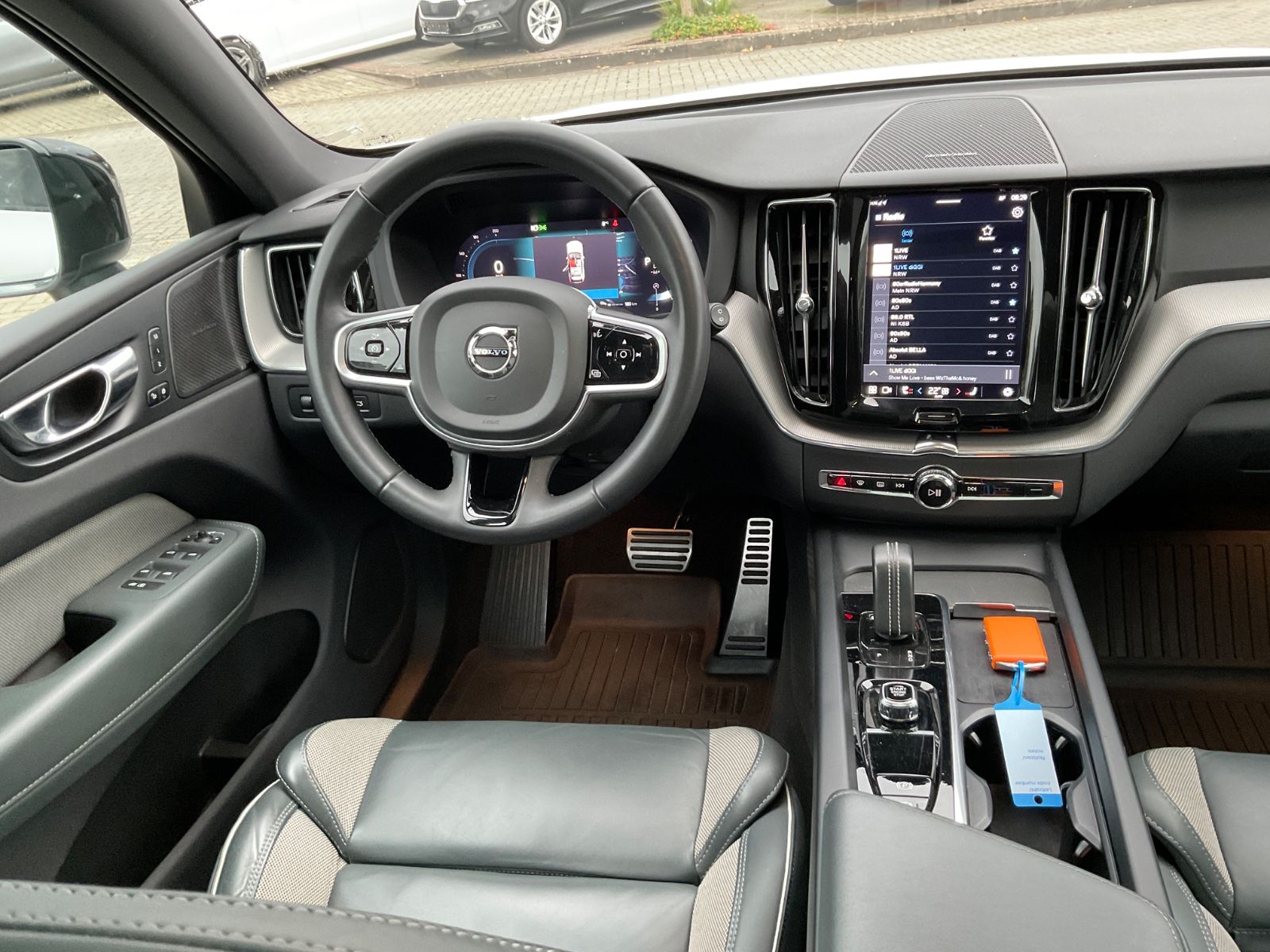 Fahrzeugabbildung Volvo XC 60 XC60 R Design AWD,AHK,Kamera,Pano,LED