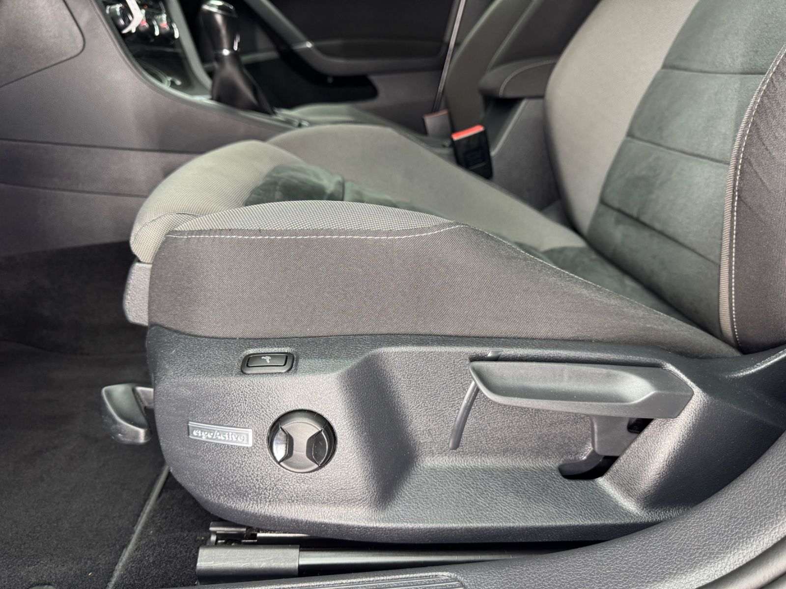 Fahrzeugabbildung Volkswagen Golf VII Variant Comfortline|NAVI|ACC|MASSAGE|