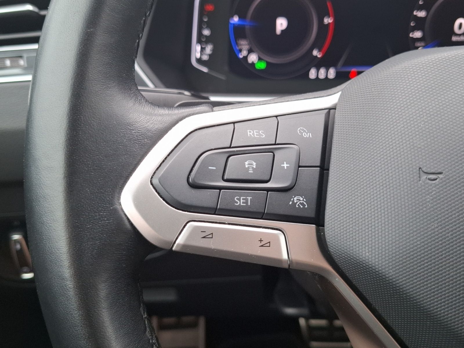 Fahrzeugabbildung Volkswagen Tiguan TDI Urban Sport DSG LED AHK Navi AID ACC