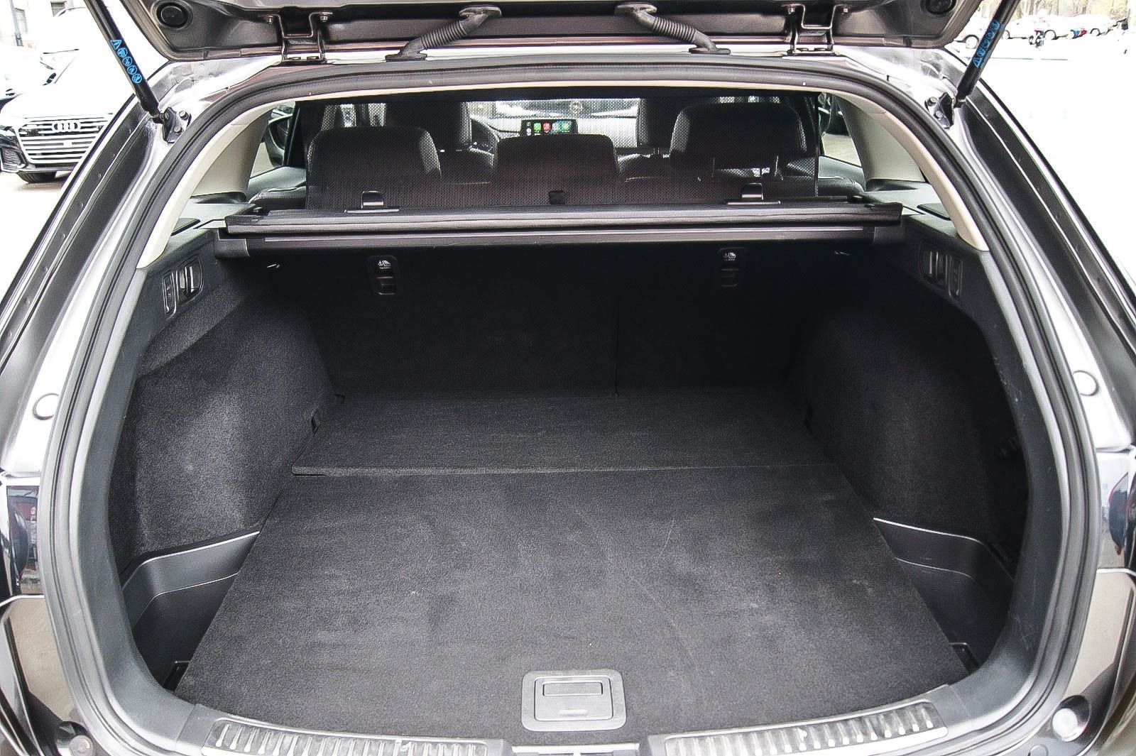 Fahrzeugabbildung Mazda 6 Kombi 22 SKYACTIV-D 184 Sports-Line LEDER BOSE
