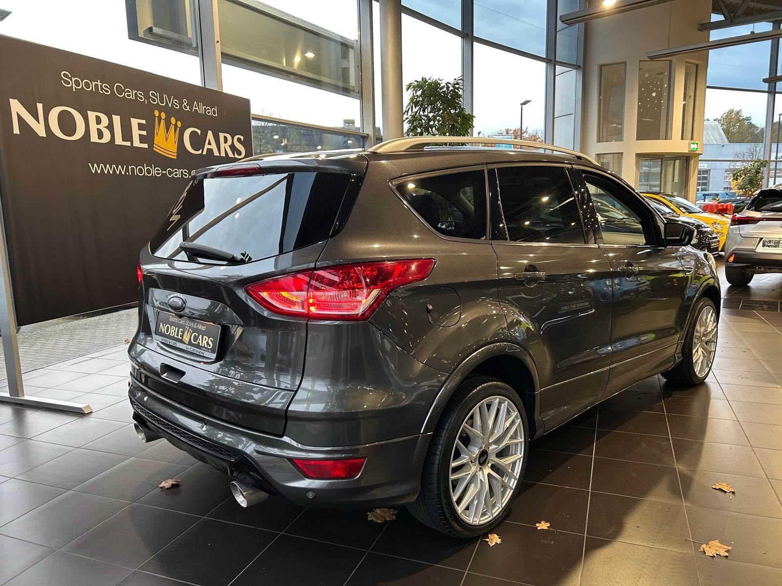 Fahrzeugabbildung Ford Kuga Individual 4x4 PANO AHK NAVI