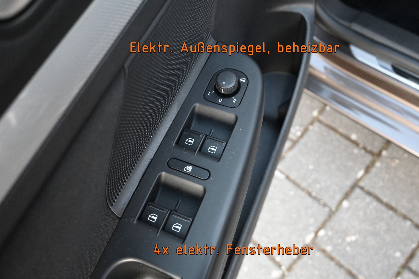 Fahrzeugabbildung Volkswagen Golf 1.6 TDI Variant MATCH °AHK°PANO°STANDHEIZ.°