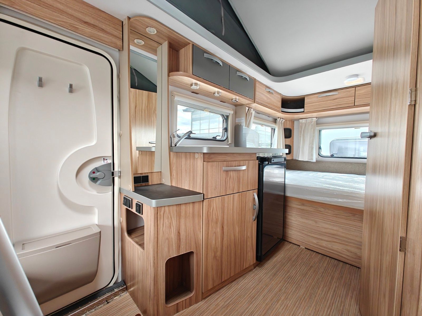 Fahrzeugabbildung HYMER / ERIBA / HYMERCAR Feeling 425 Schlafdach - JETZT 6.464€ SPAREN !!!