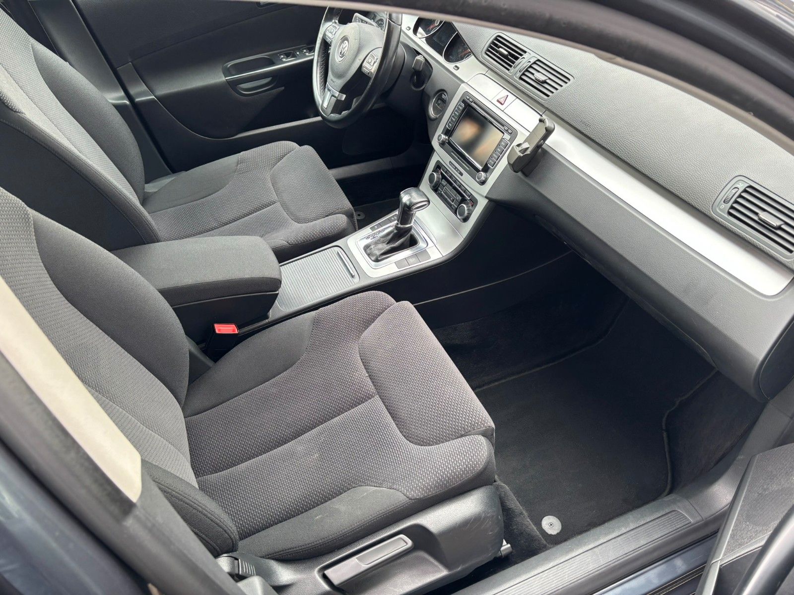 Fahrzeugabbildung Volkswagen Passat Var. 1.4TSI Comf. DSG AHK/TÜV 02-2028/NAV