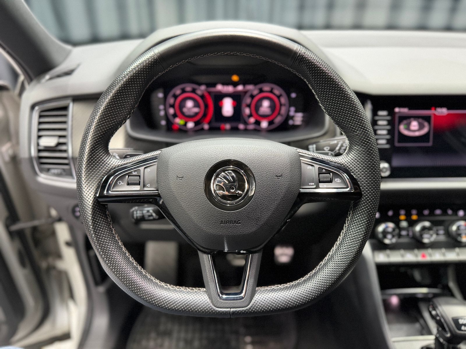 Fahrzeugabbildung SKODA Kodiaq Sportline 4x4 |7-SITZER|AHK|CANTON|NARDO