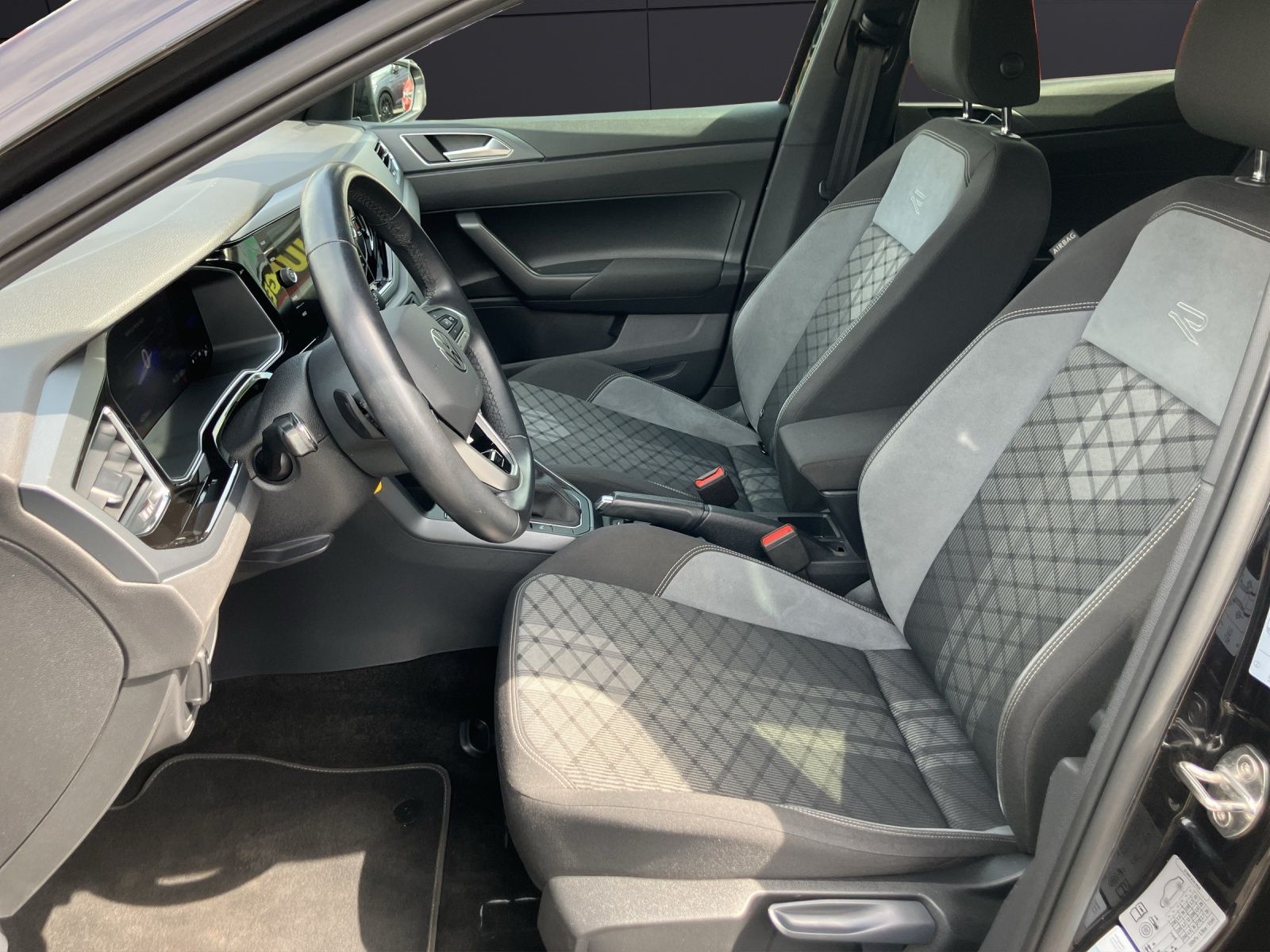 Fahrzeugabbildung Volkswagen Polo TSI R-line DSG Matrix AID RFK SH LM