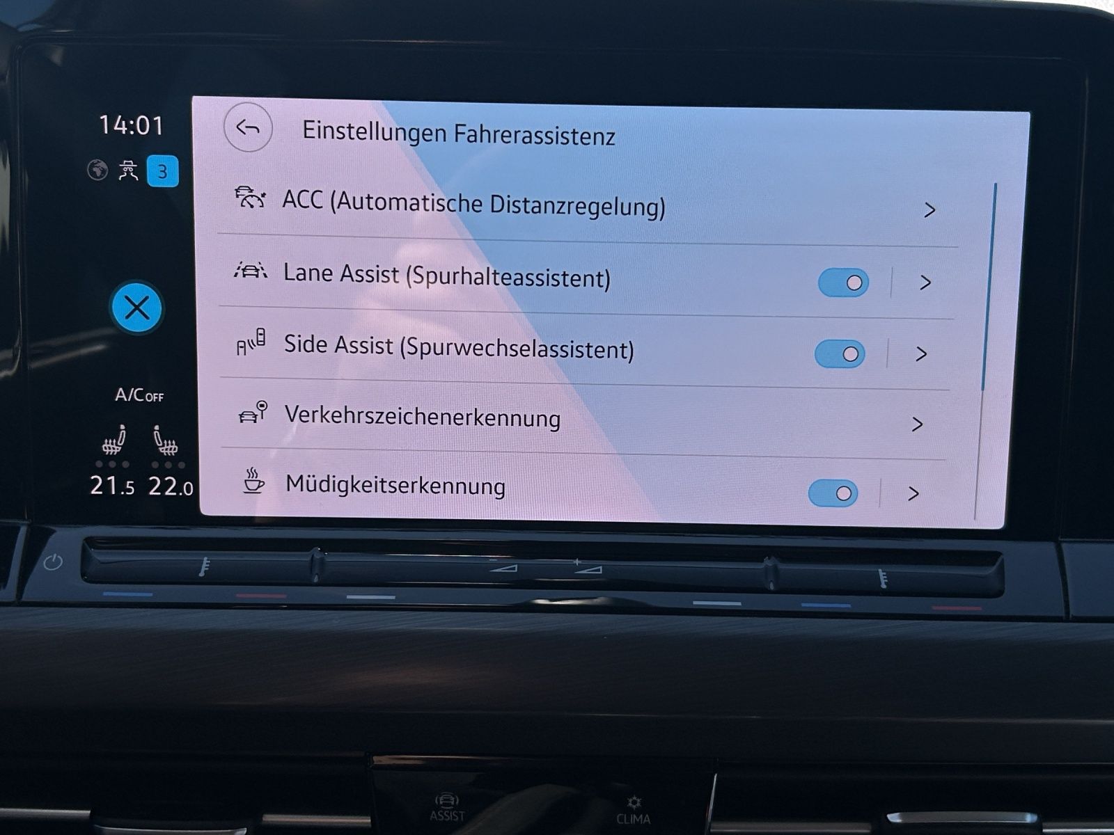 Fahrzeugabbildung Volkswagen Golf VIII Variant eTSI  Style DSG Matrix AHK Nav