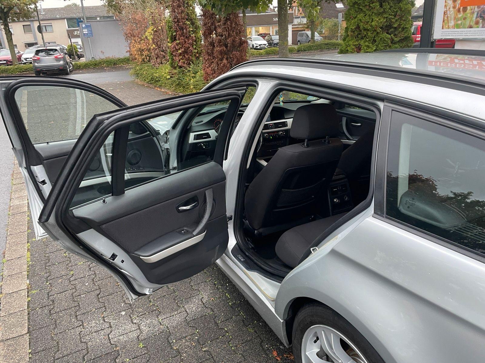 BMW 320 2010 — салон