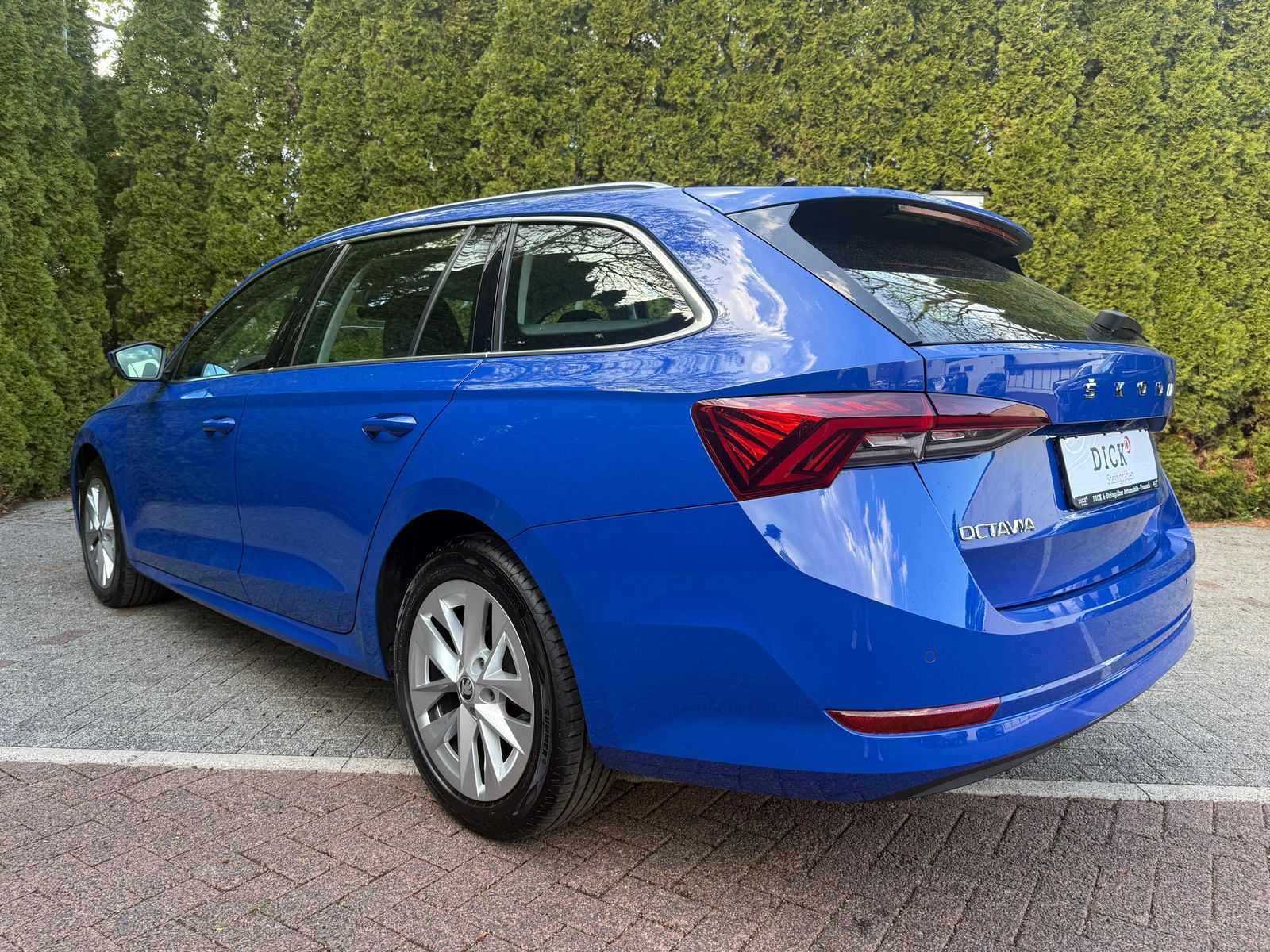 Fahrzeugabbildung SKODA Octavia 2.0 TDI DSG Style LED+KAM+SHZ+AMBI+CARPL