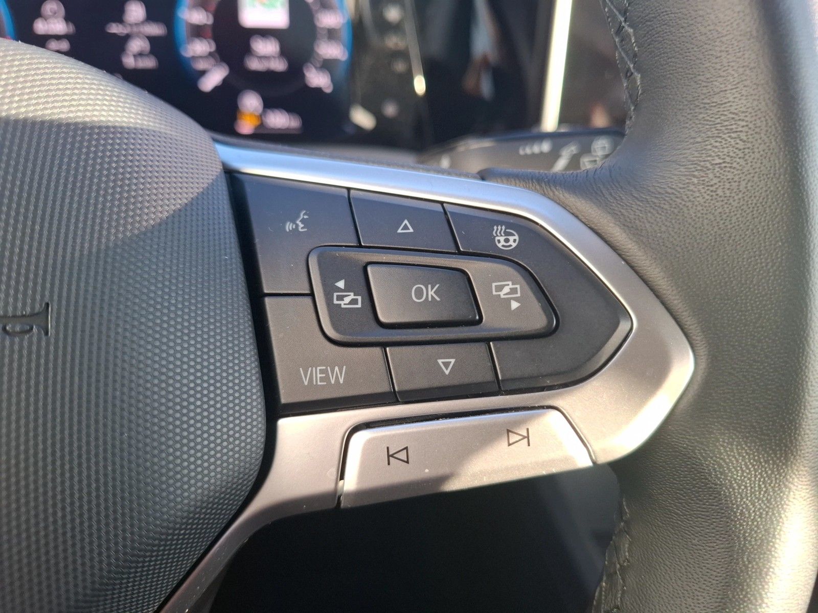 Fahrzeugabbildung Volkswagen Golf VIII Variant TSI Life LEDplus Navi AID ACC