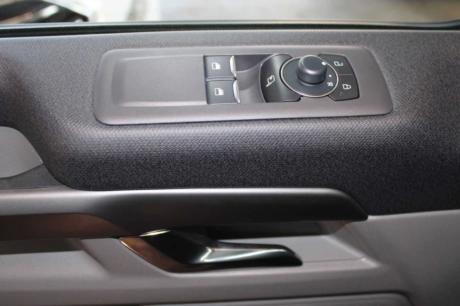 Fahrzeugabbildung Ford Tourneo Custom L1 8-Sitz Titanium Aut. Top Ausst