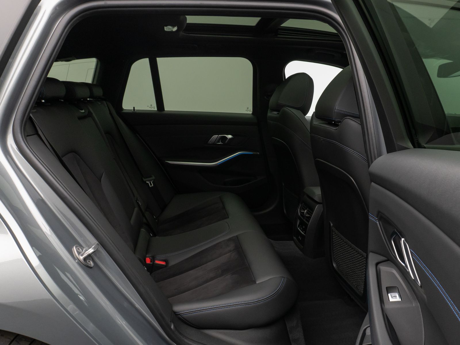 Fahrzeugabbildung BMW 330e M Sport Panorama Kamera HUD DAB HiFi AHK