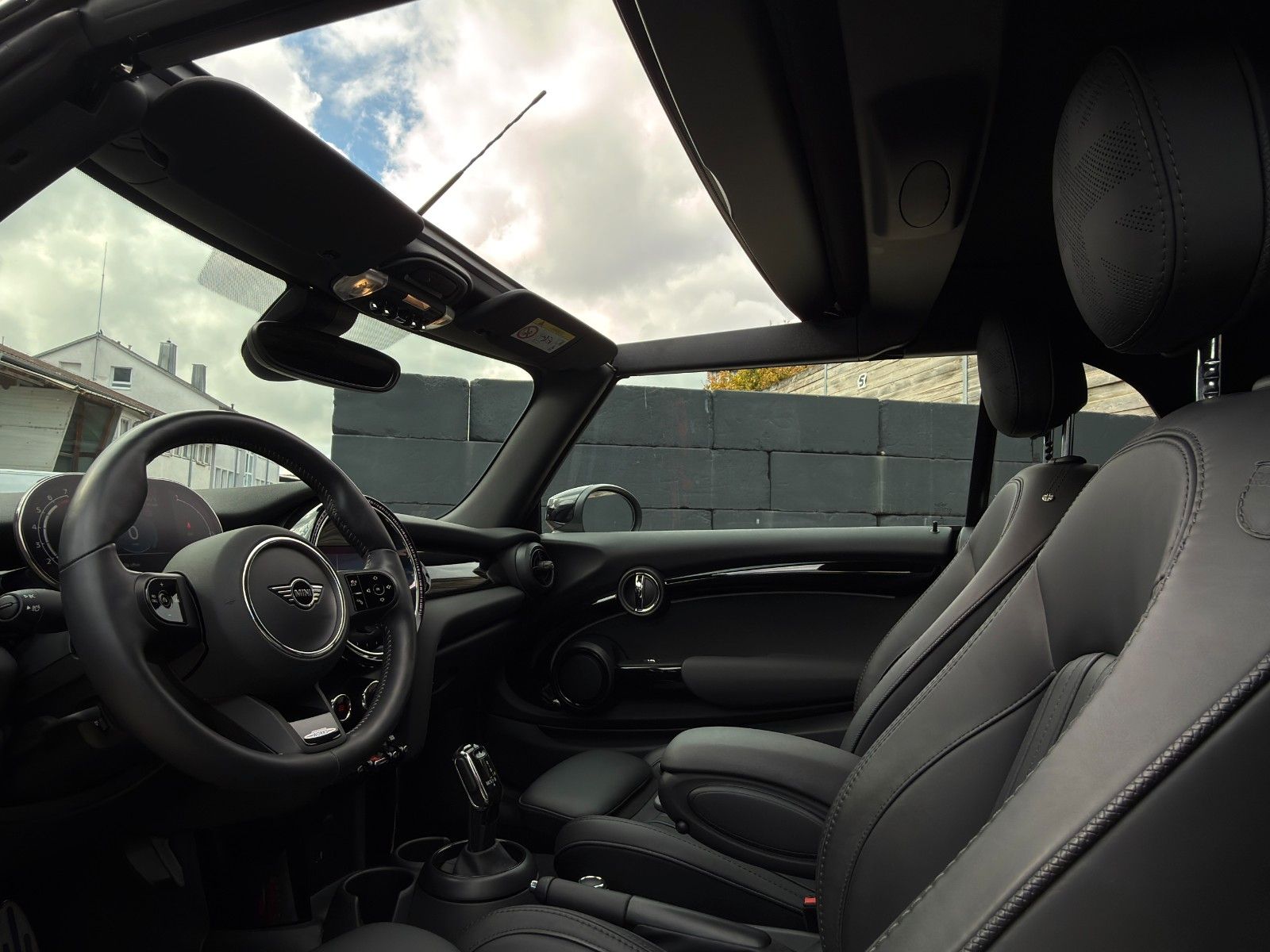 Fahrzeugabbildung MINI Cooper Cabrio JCW-Trim CarPlay Navigation LHZ