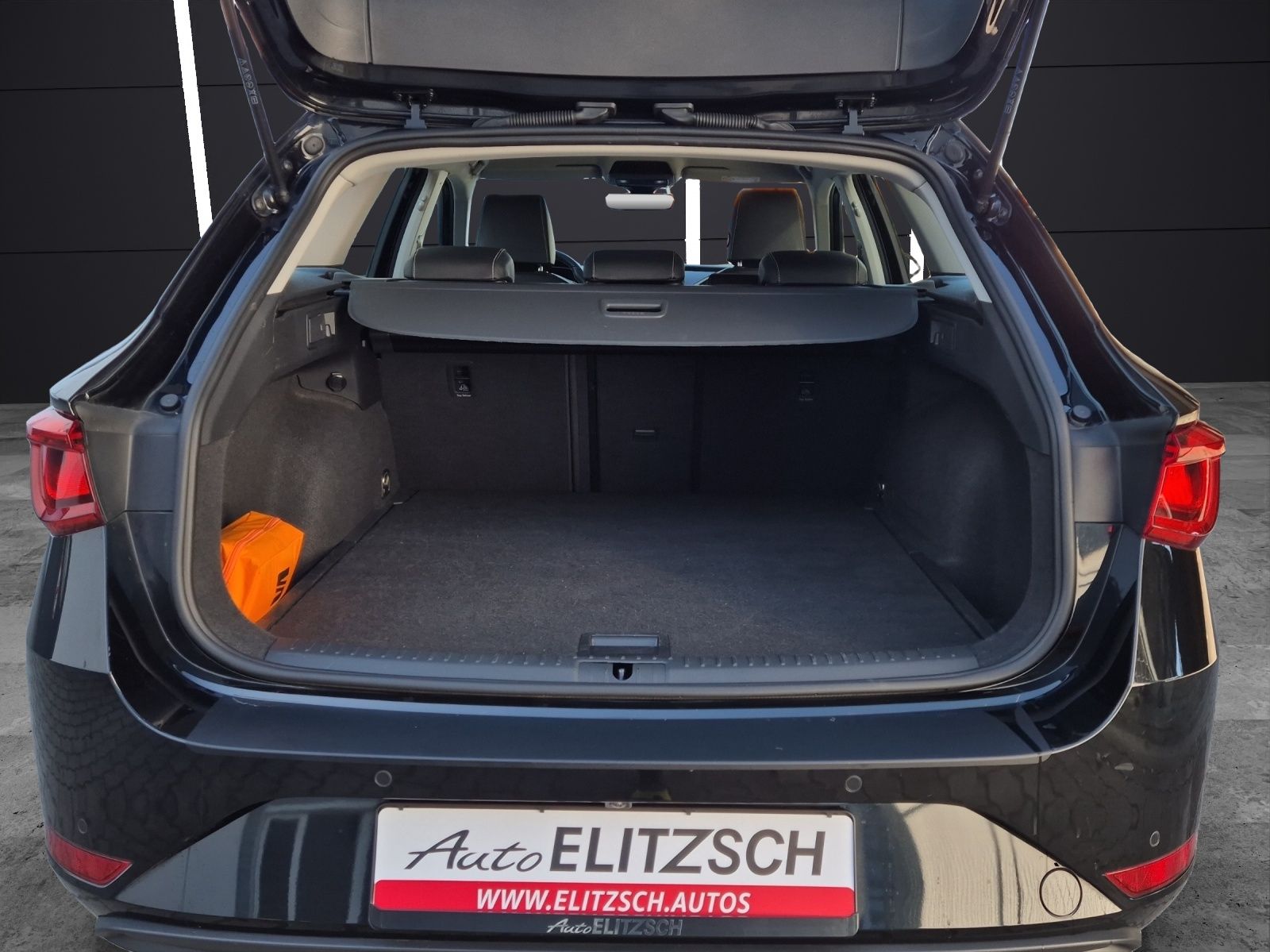 Fahrzeugabbildung SEAT Leon ST TDI Style DSG LED Navi AID beats ACC RFK