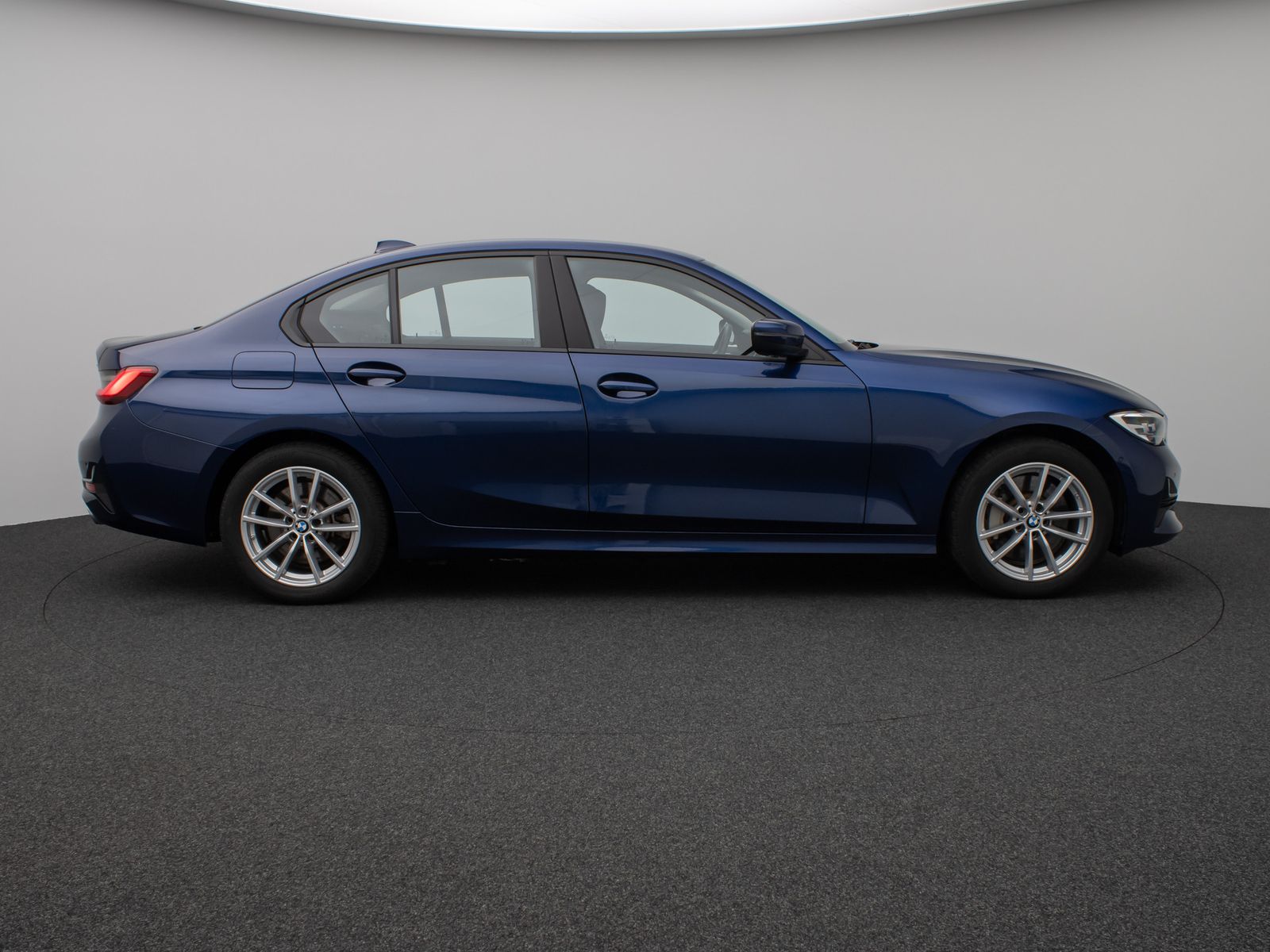 Fahrzeugabbildung BMW 330e CockPitPr Navi PDC Alarm Geschwindigkeitsre