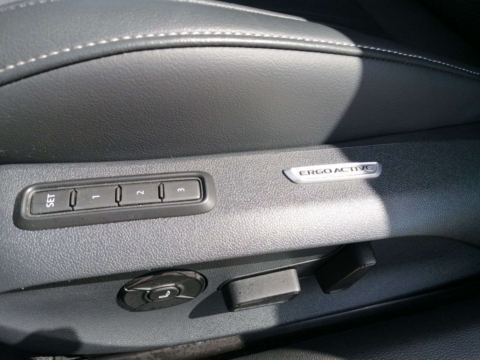 Passat R-Line 2.0 TDI 4MO STHZ+LEDER+AHK+PANO+