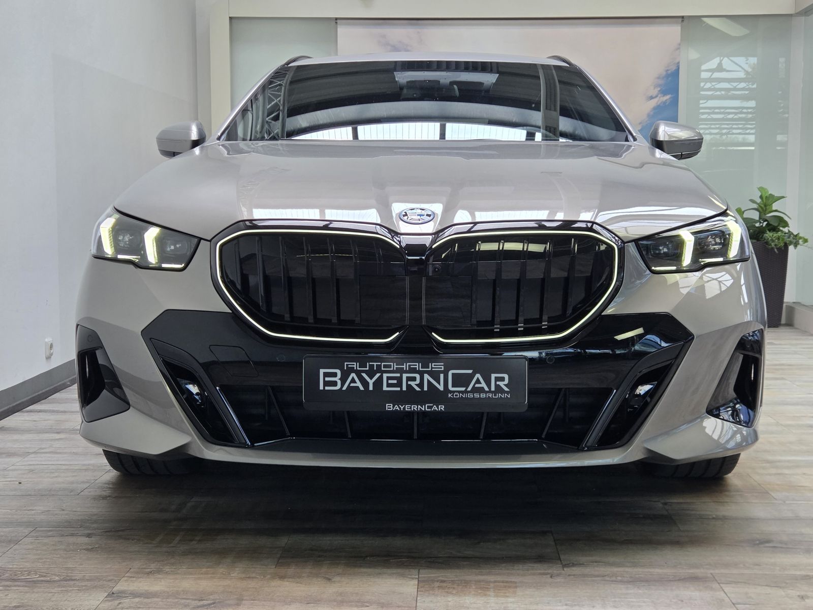 BMW 550e xDr M Sport Pro B&W 20Zoll AHK Sitzlüftung imagem 2