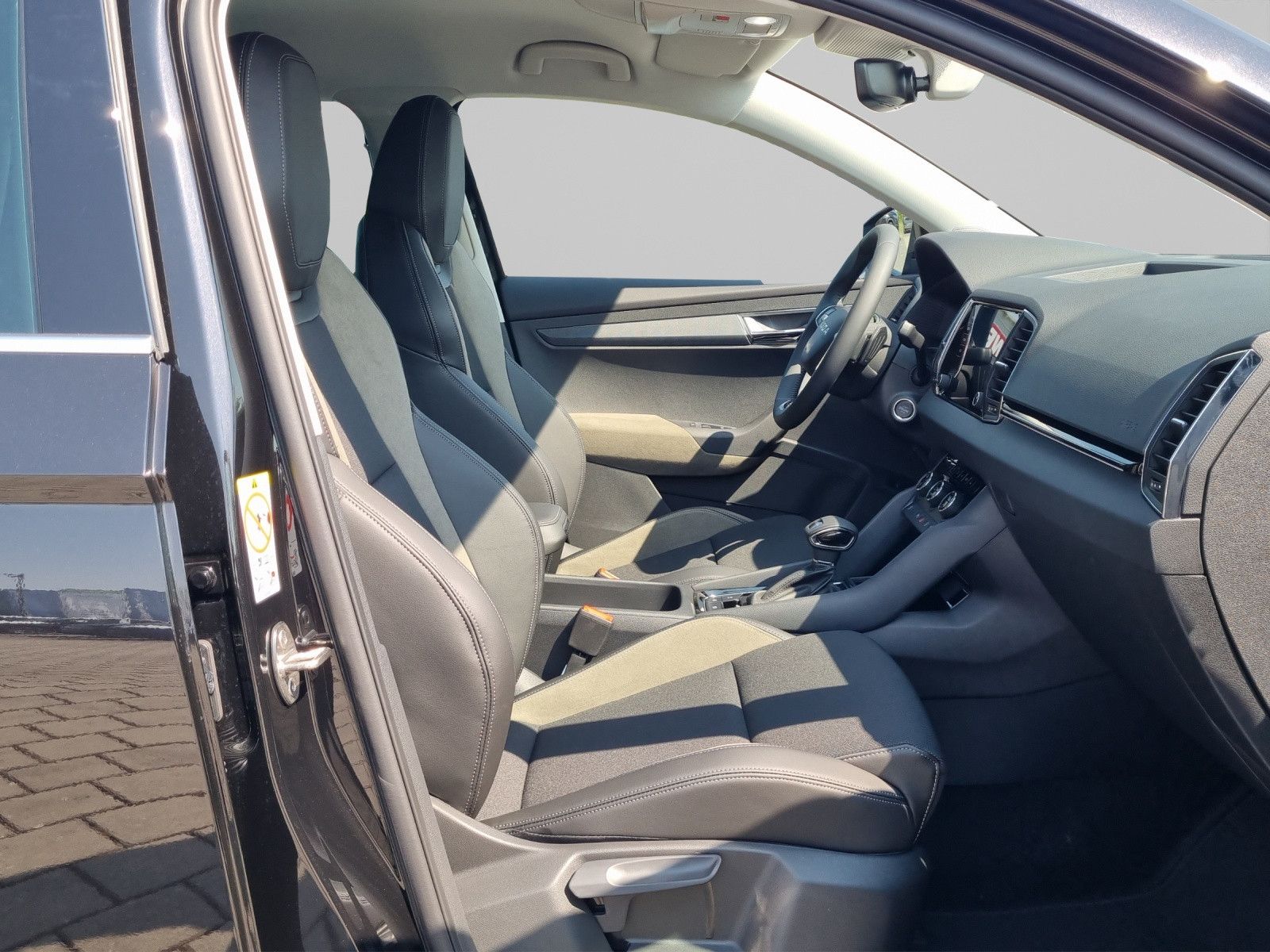 Fahrzeugabbildung SKODA Karoq Balance 2,0 TDI AHK Info 18" Fahrassi+