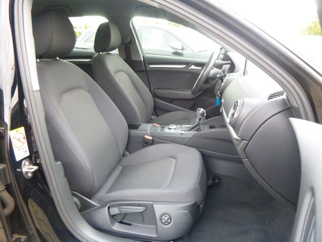 Fahrzeugabbildung Audi A3 Sportback 35 TFSI >AUT/NAV/Sitzheiz/Einparkh<