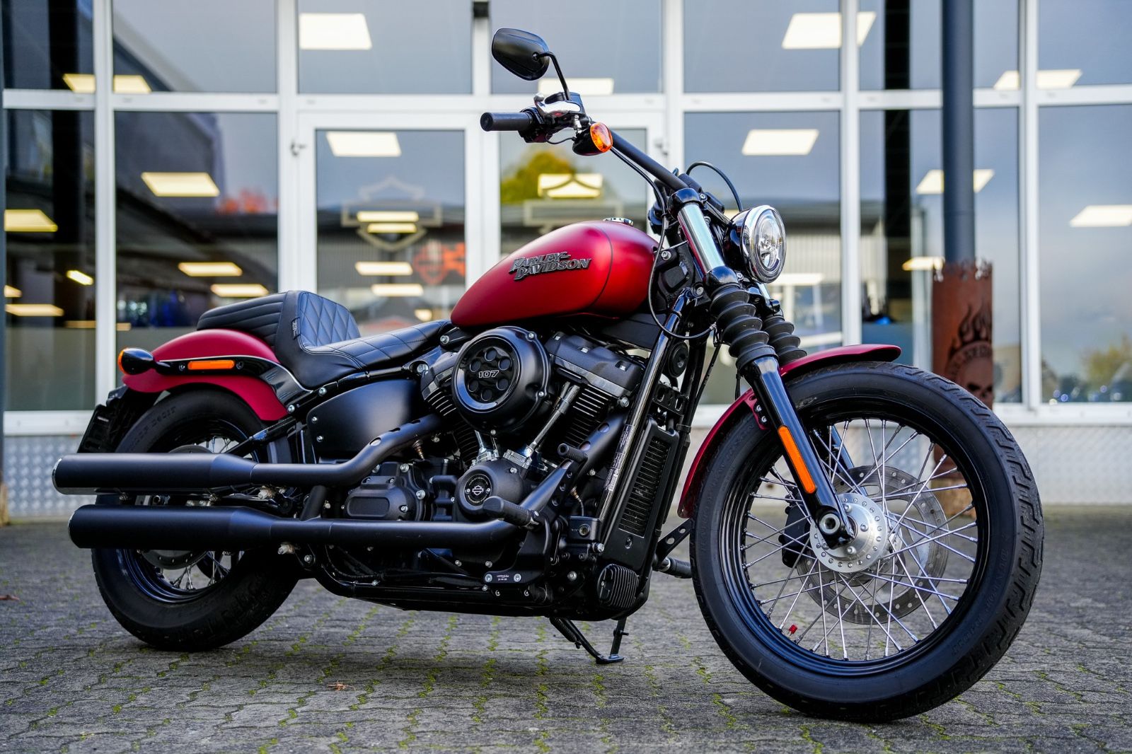Fahrzeugabbildung Harley-Davidson FXBB Street Bob Softail - Sissybar -Satteltasche