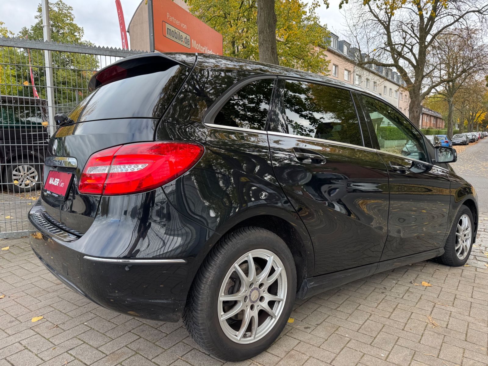 Fahrzeugabbildung Mercedes-Benz B 180 NAVI*BI-XENON*BLUETOOTH*PDC*SHZ