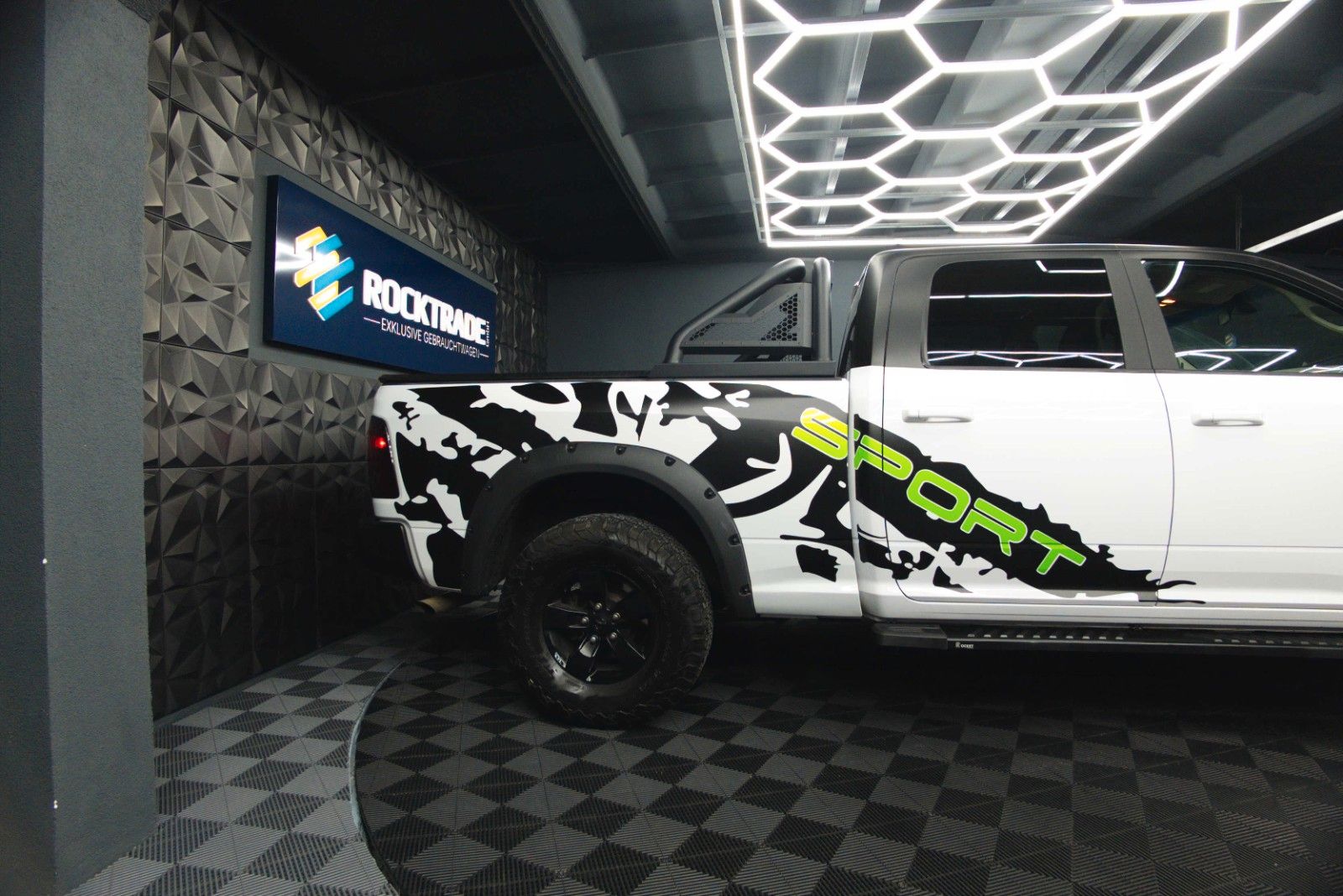 Fahrzeugabbildung Dodge RAM 5.7 V8 HEMI 4x4 OFFROAD Night-Paket LONGBED