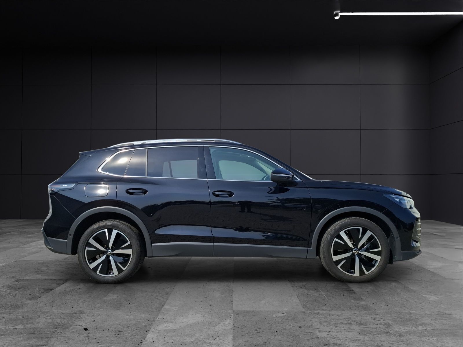 Fahrzeugabbildung Volkswagen Tiguan TDI Elegance DSG Matrix STH AHK Navi Pano