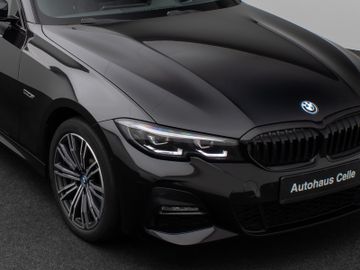 Fahrzeugabbildung BMW 330e M Sport Panorama Kamera HUD DAB HiFi Komfor