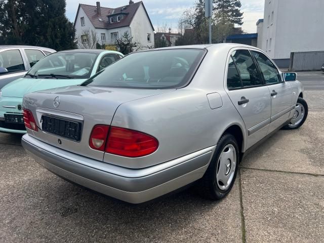 MERCEDES-BENZ E 200 Bild 5