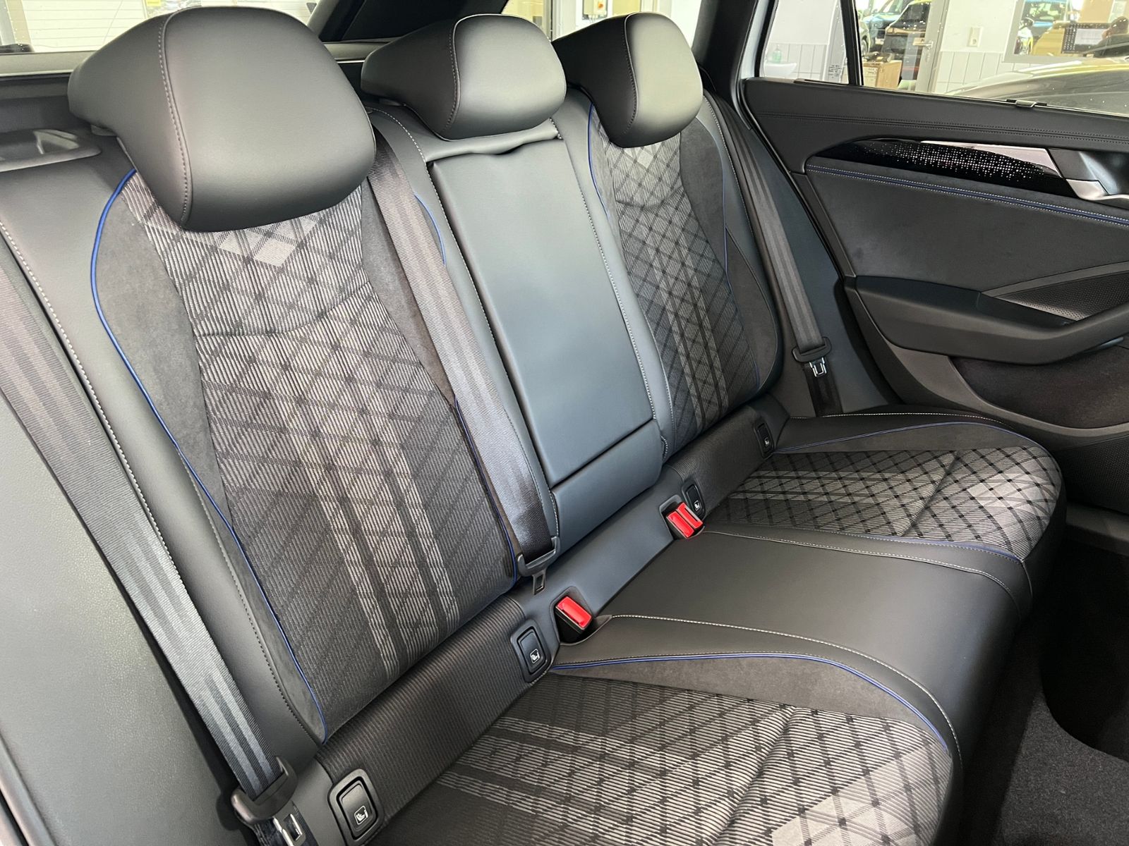 Fahrzeugabbildung Volkswagen Passat R-Line 2.0 TDI DSG 4MOTION *Black Style,P