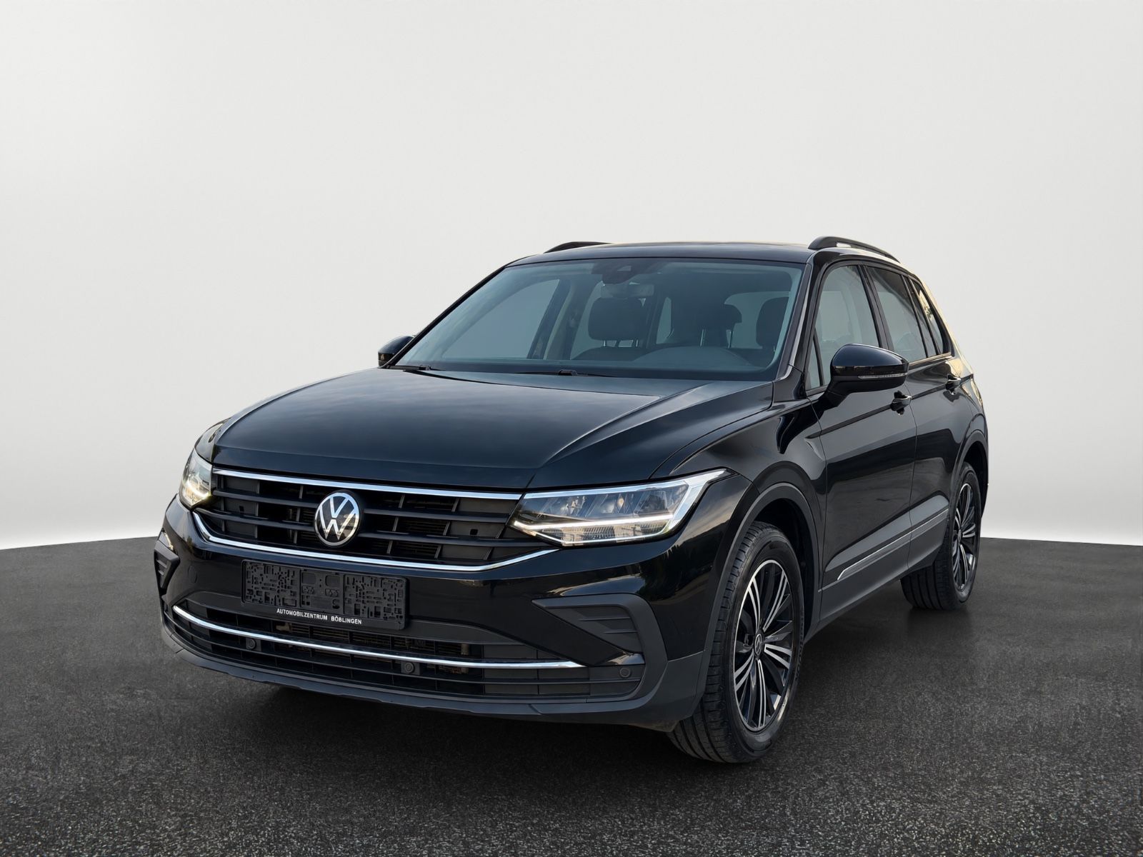 Volkswagen Tiguan - 1