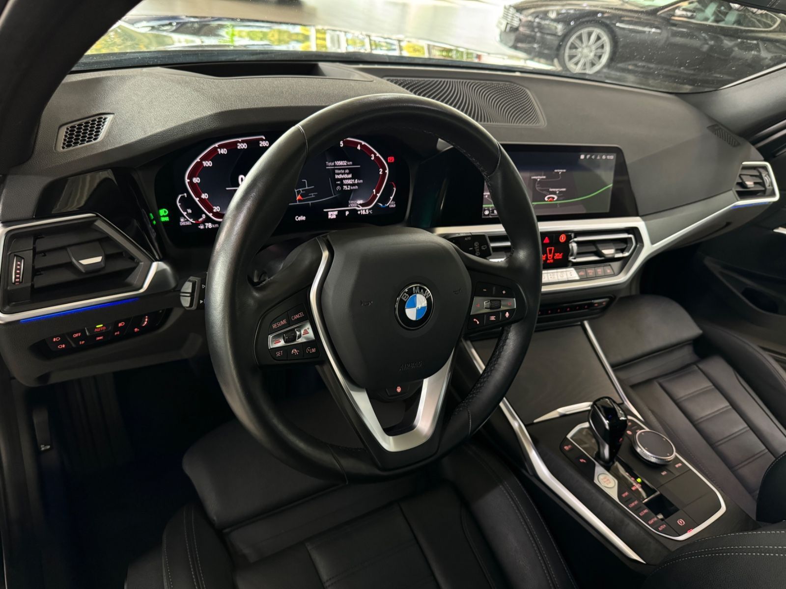 Fahrzeugabbildung BMW 330d xD Sport Line Panorama Kamera HUD DAB HiFi