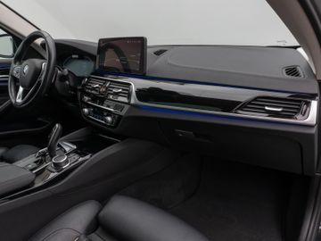 Fahrzeugabbildung BMW 530d LuxuryLine Pano Kamera Laser HUD DAB HiFi