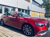 Mercedes-Benz E 220 d Autom. - - Mercedes-Benz E 220: Rot