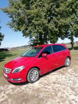 Mercedes-Benz B 180 - - Mercedes-Benz B 180: Rot