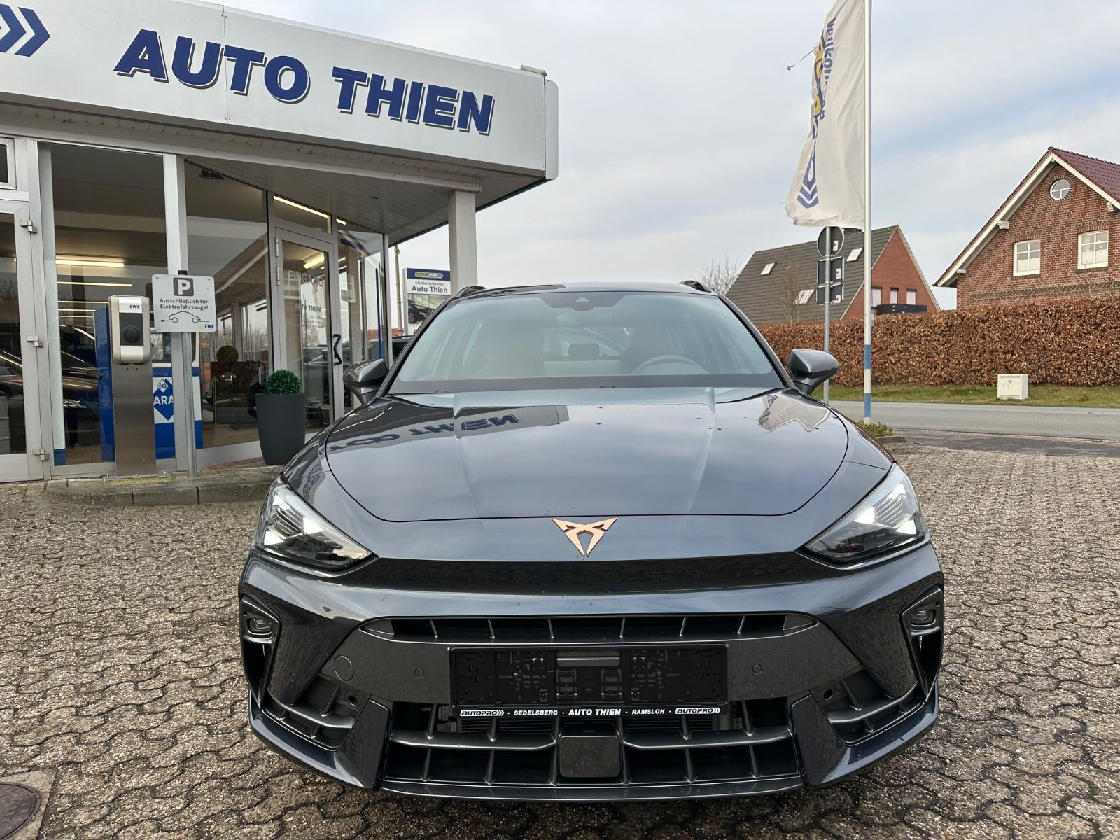 Fahrzeugabbildung CUPRA Leon ST 1.5 eTSI DSG Navi/ACC/AHK/LED/Shzg/GJR