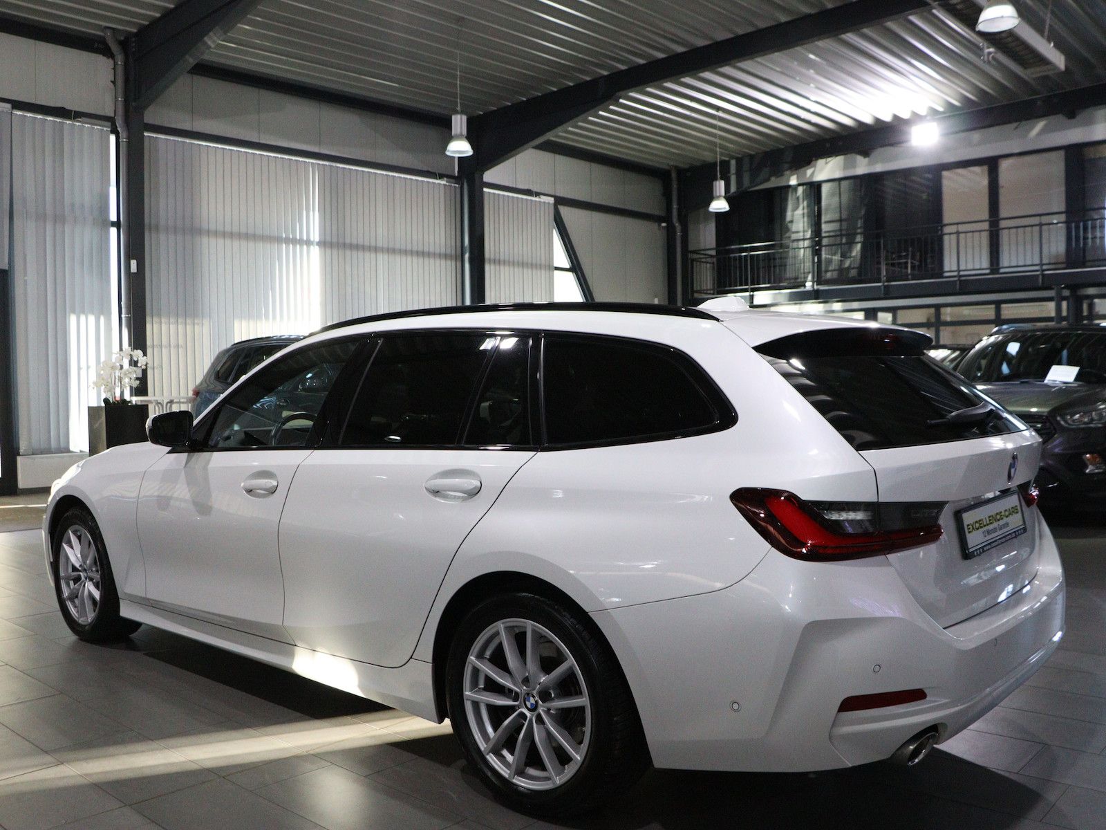 BMW 318d Touring SHADOW LEDER CURVED LED 3-ZONEN foto 10