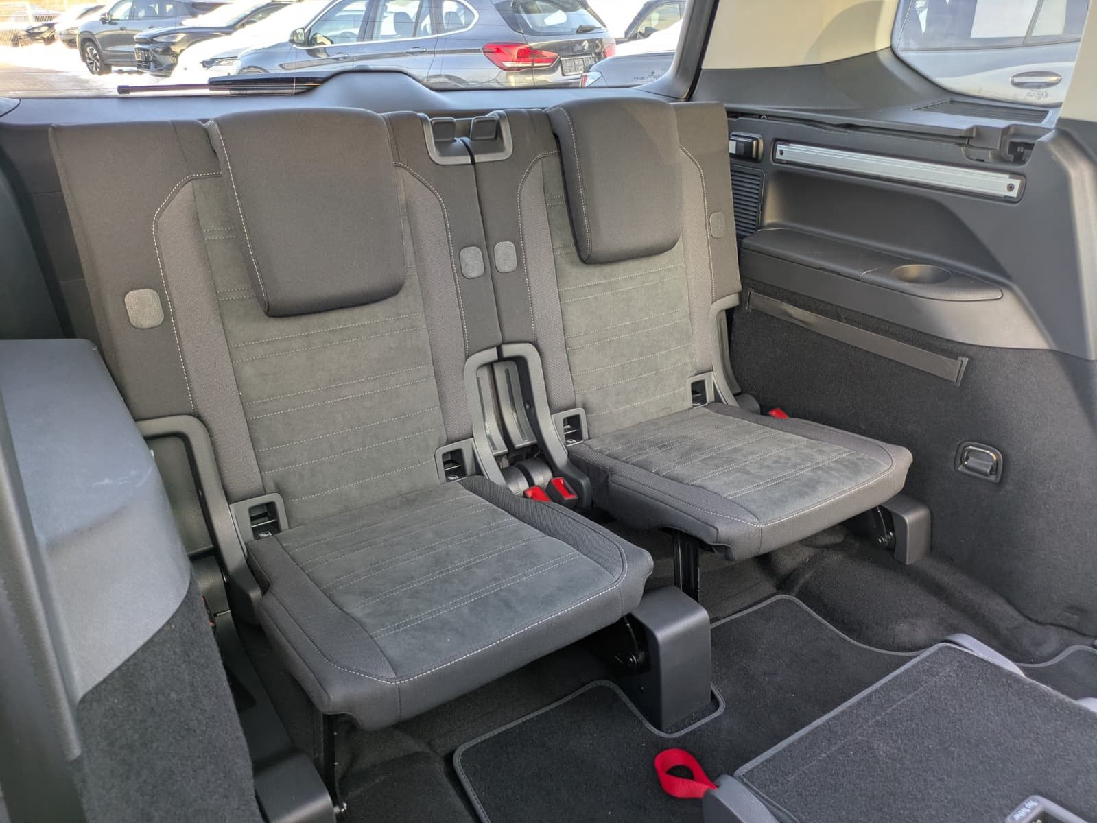 Fahrzeugabbildung Volkswagen Touran 2.0 DSG R-Line High. Pano 7-Si IQ.Dri AHK