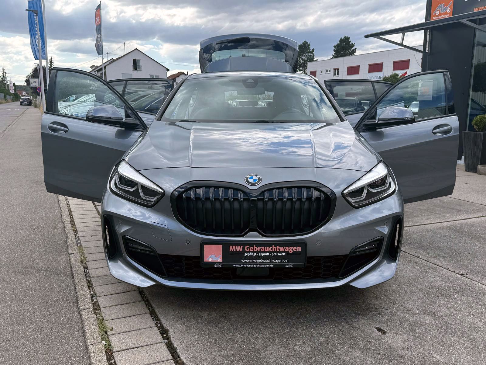 Fahrzeugabbildung BMW 118i M-Sport Steptr. NAV PDC KAM PANO TEMP HIFI