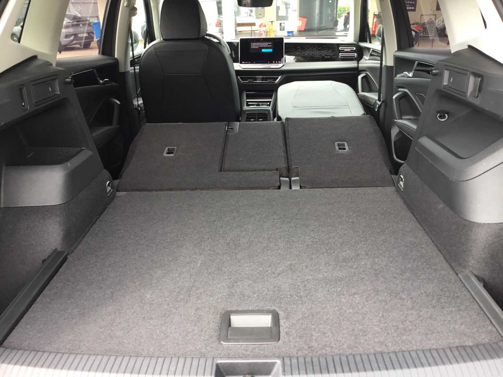 Fahrzeugabbildung Volkswagen Tiguan 1.5 eTSI DSG Elegance+AHK+Navi+18"+Kamera