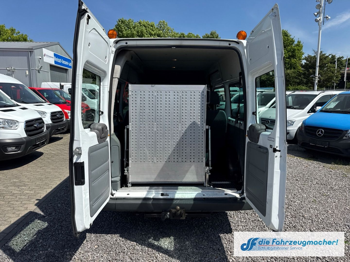 Fahrzeugabbildung Ford Transit Kombi FT300 2.2 TDCI 2x Klima eFH ZV ESP