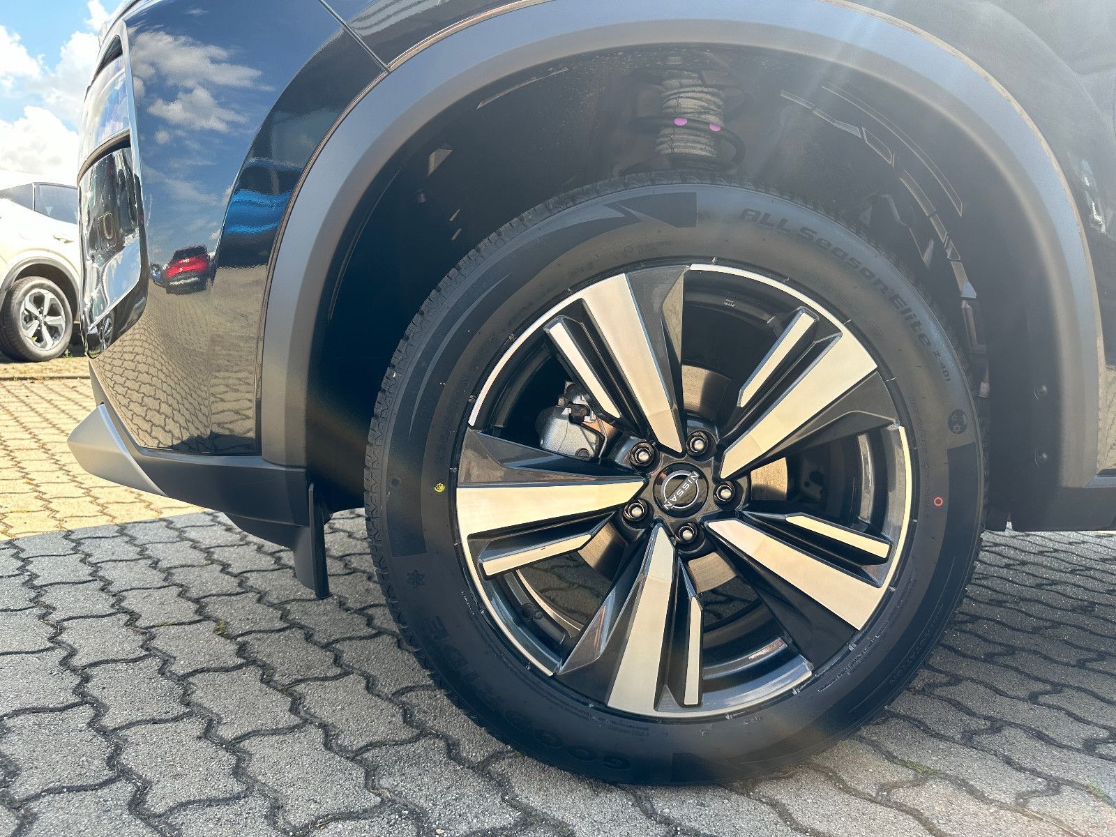 Fahrzeugabbildung Nissan X-Trail 1.5 VC-T Tekna NAVI+ProP+HUD+360°+SH+AHK