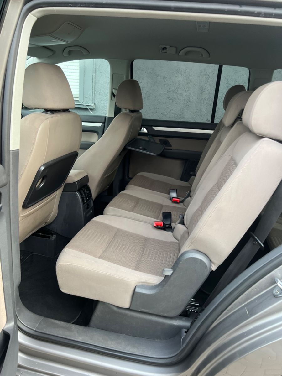 Fahrzeugabbildung Volkswagen Touran 2.0 TDI Highline *NAVI* 7 Sitzer *