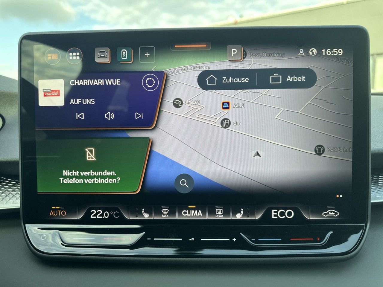 Fahrzeugabbildung CUPRA Terramar 1.5 e-HYBRID 204 PS 6-Gang-DSG - mit KI generiert/bearbeitet