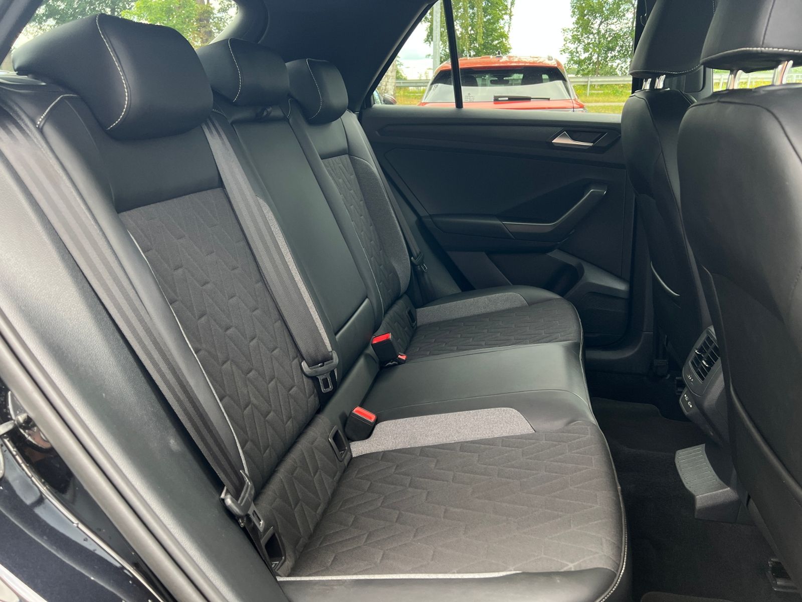 Fahrzeugabbildung Volkswagen T-Roc GOAL 2.0 TDI DSG *AHK, LED, "Plus"-Paket,