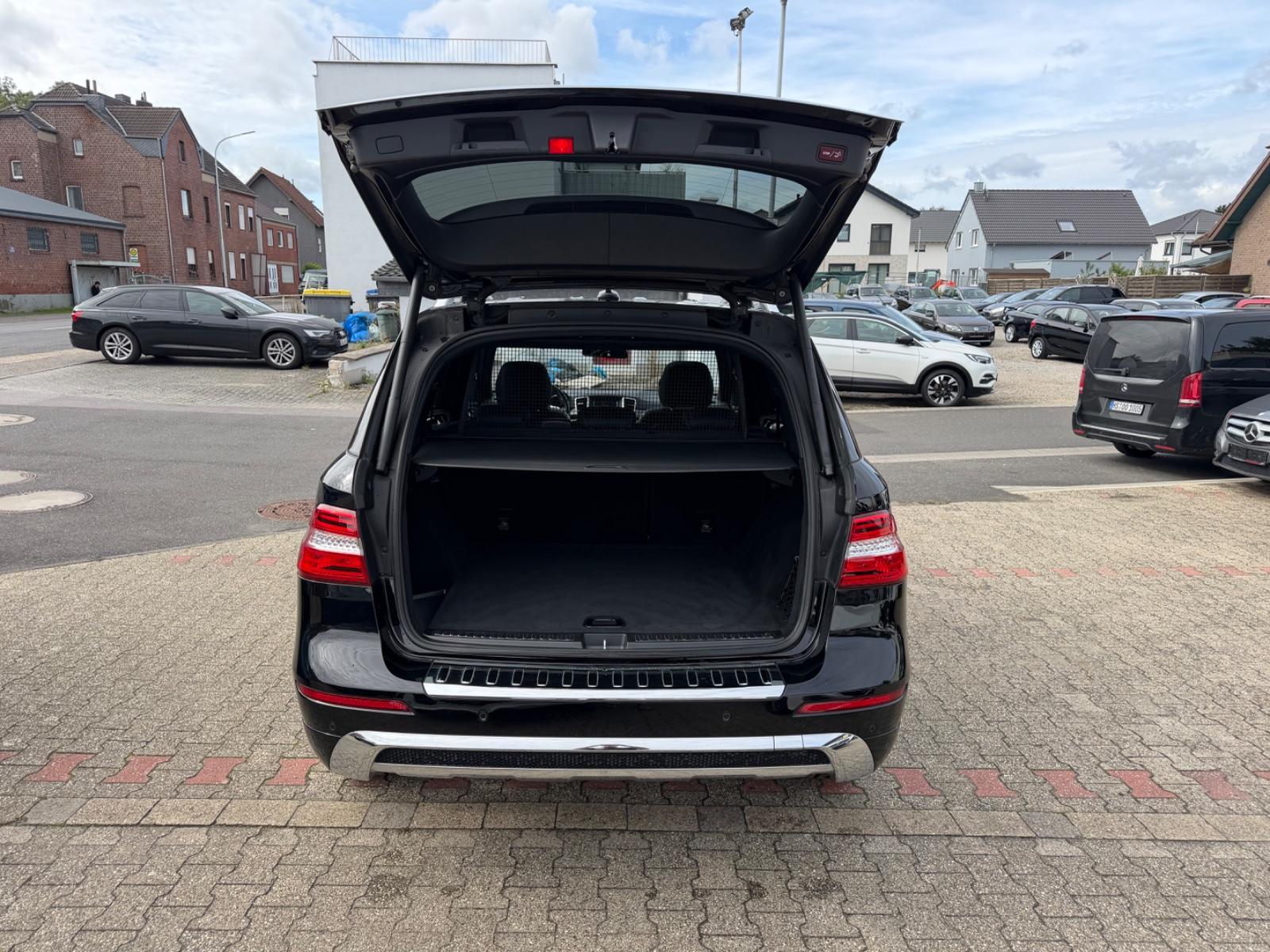 Mercedes-Benz ML 350 CDI 4Matic AMG PAKET 1.HD Leder H&K