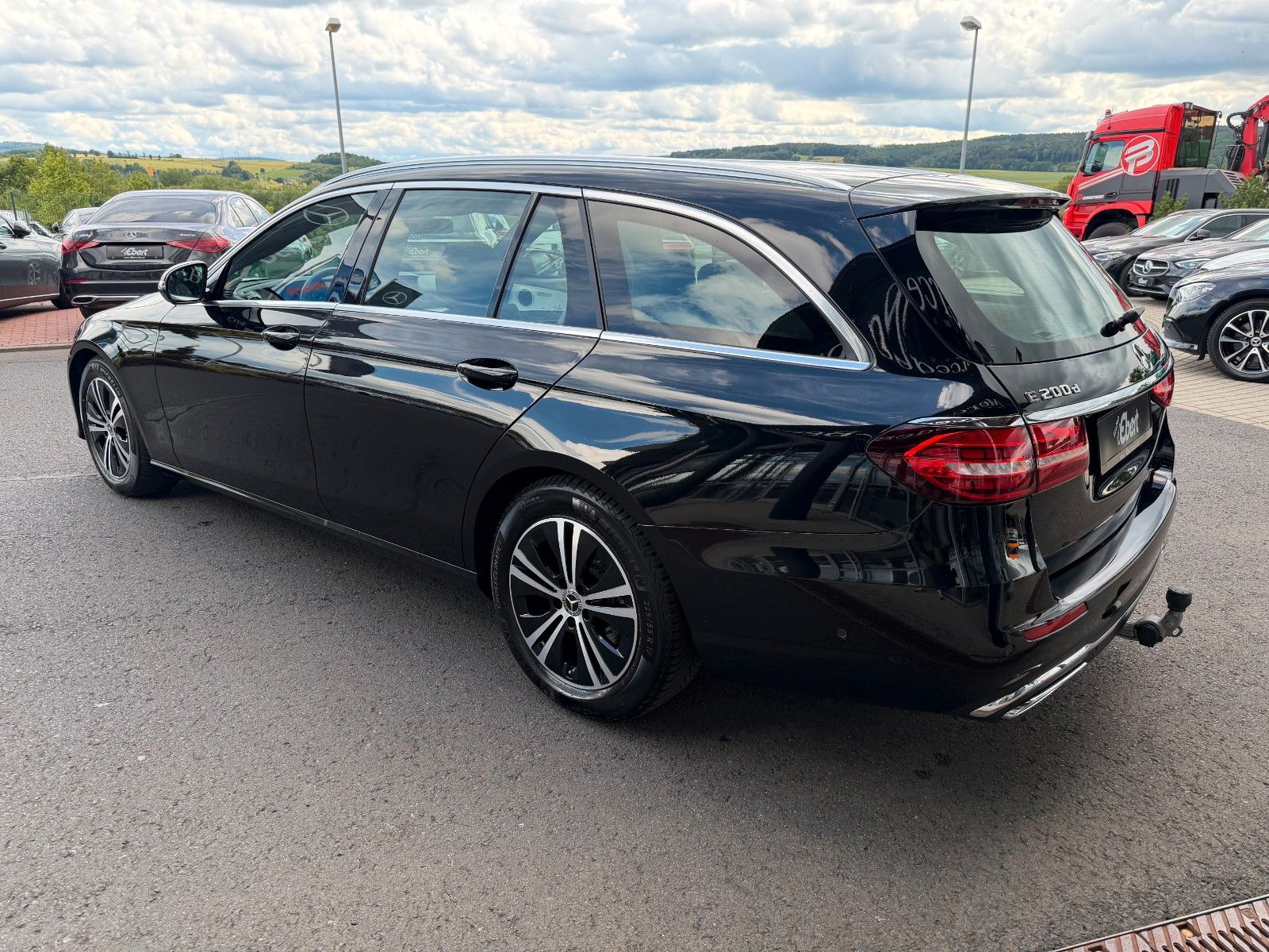 Fahrzeugabbildung Mercedes-Benz E 200d T Avantgarde+Pano+Distr+AHK+360