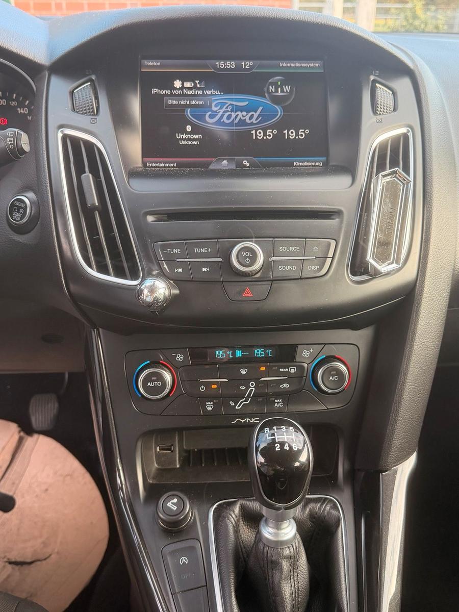 Ford Focus 2015 — interior