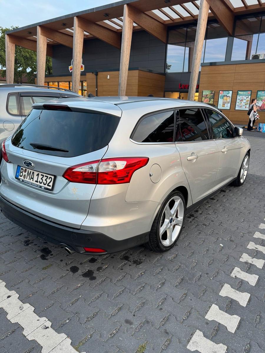 Ford Focus 2011 — вигляд ззаду