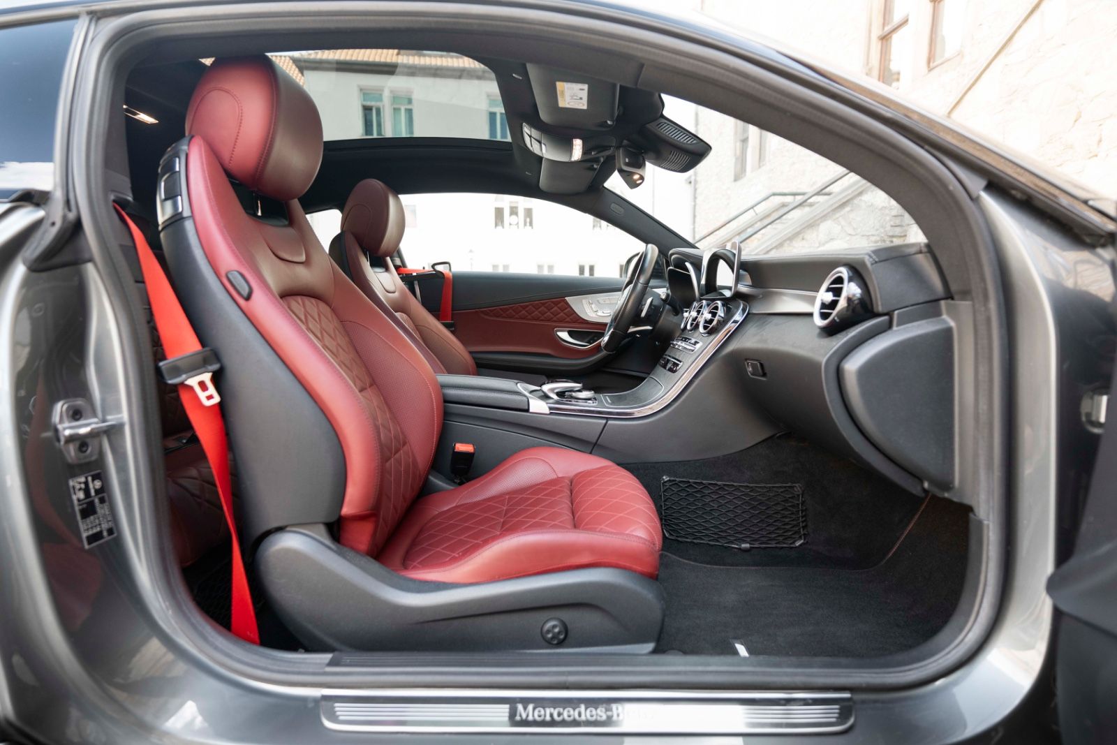 Fahrzeugabbildung Mercedes-Benz C 220d Coupe AMG BURMESTER 360° CARPLAY LED